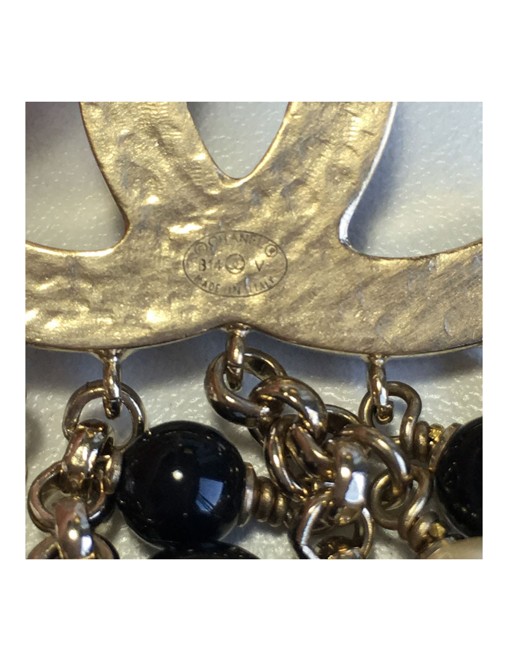 PIN CHANEL CC and gold metal charms