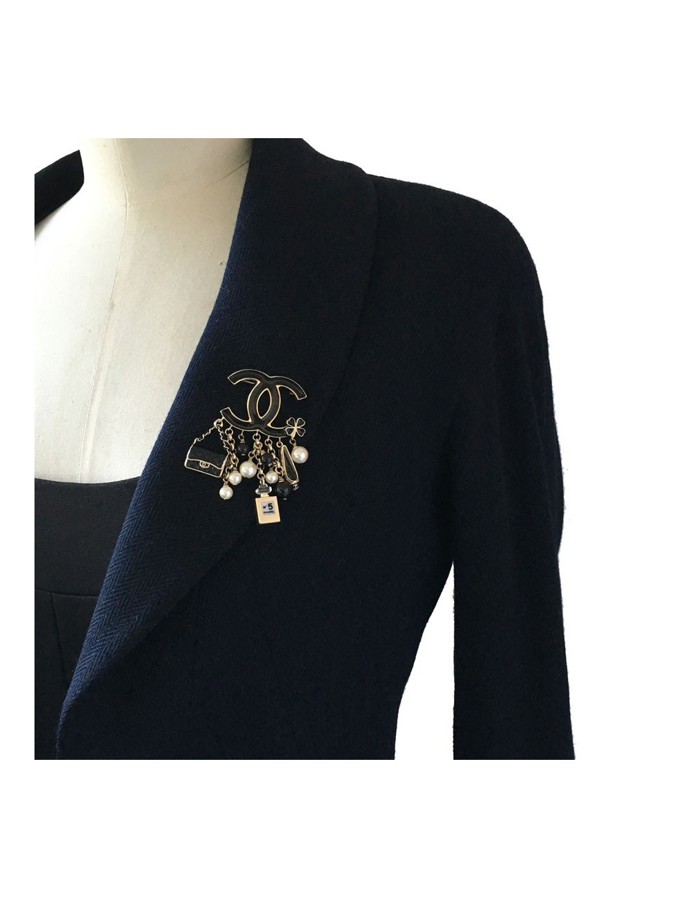 Broche CHANEL CC et breloques en métal doré