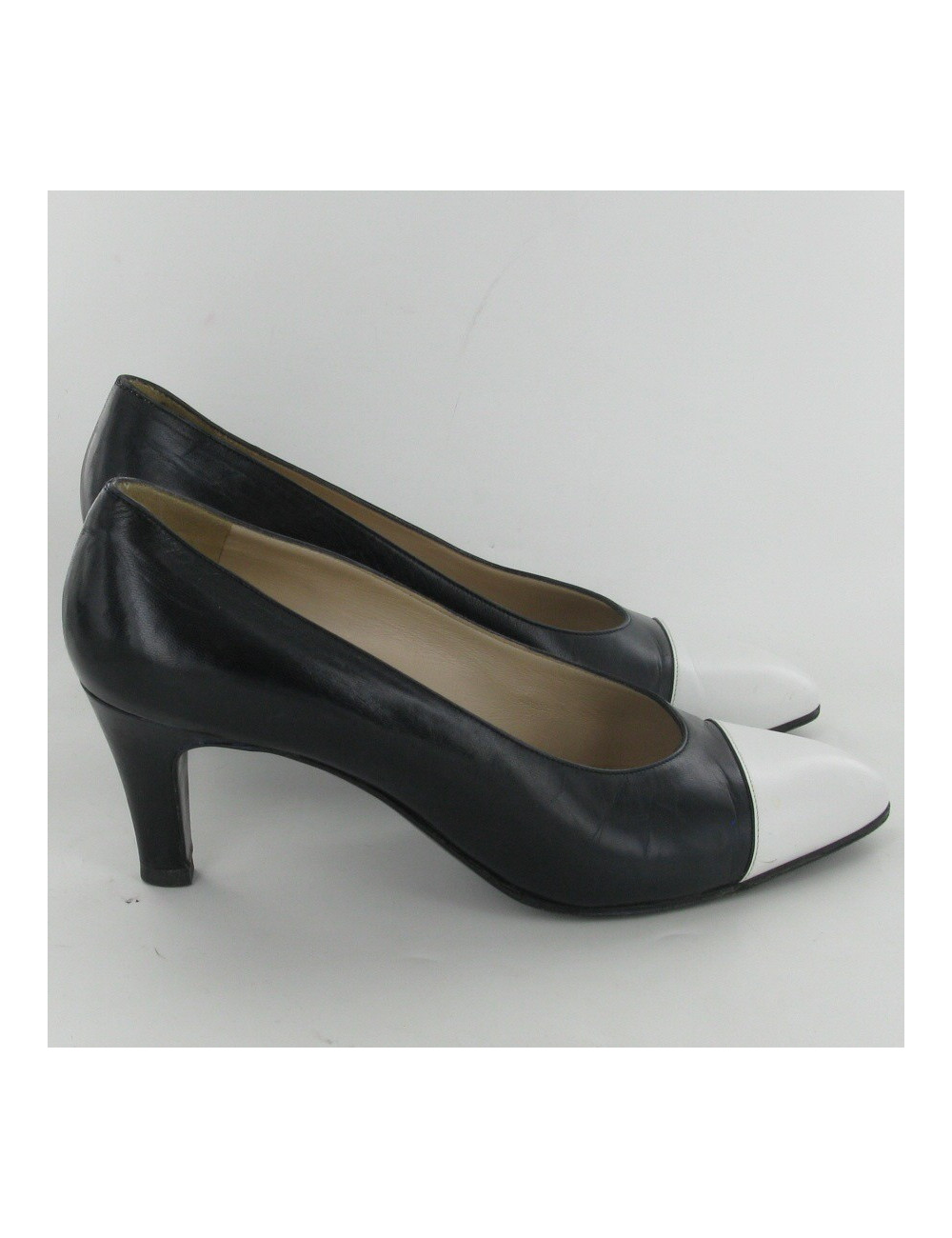 Escarpins en cuir bicolore T38 CHANEL
