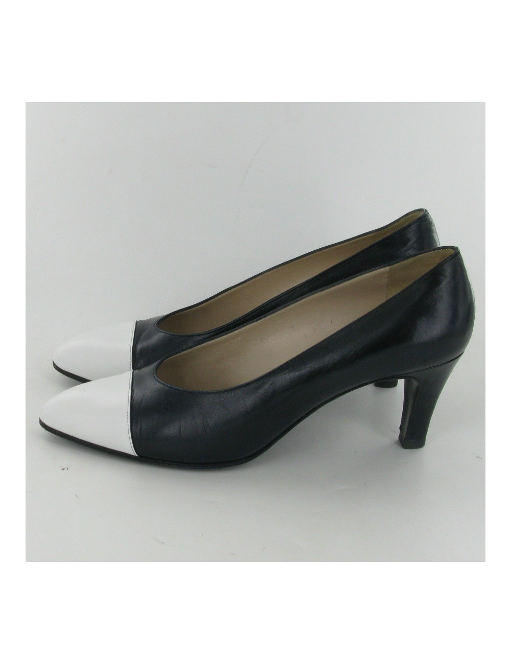 Escarpins en cuir bicolore T38 CHANEL