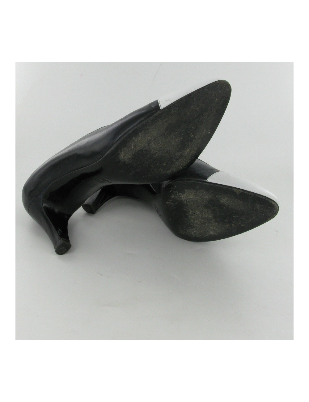 Escarpins en cuir bicolore T38 CHANEL