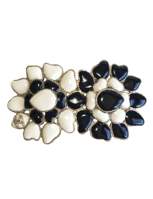 Broche CHANEL noire et blanche en métal doré