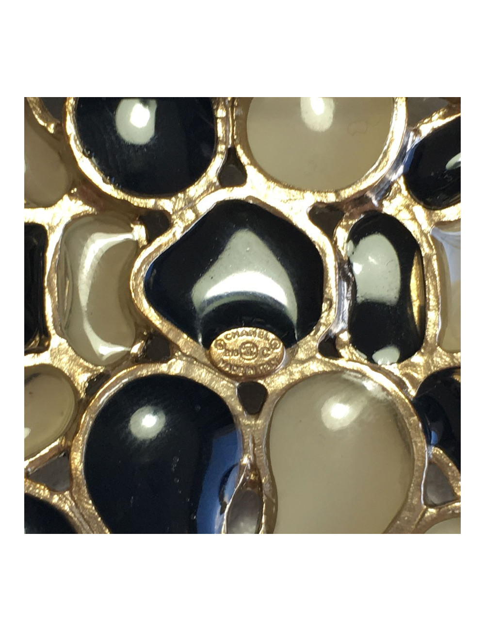 Broche CHANEL noire et blanche en métal doré