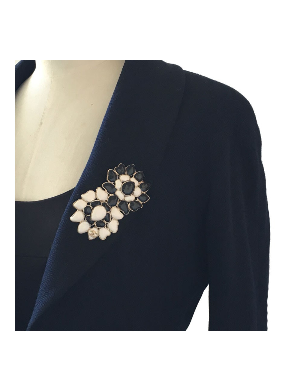 Broche CHANEL noire et blanche en métal doré