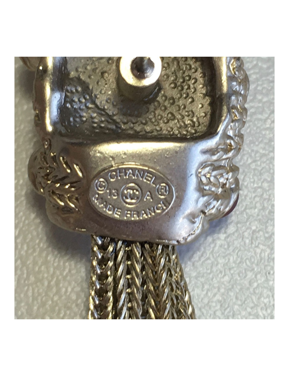 Boucles d'oreille clous CHANEL pendantes en métal doré