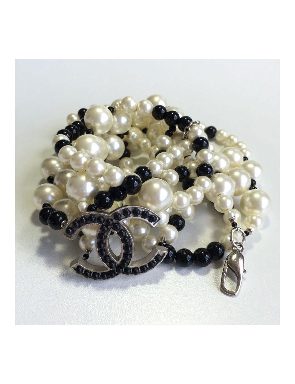 Ceinture-sautoir CHANEL en perles nacrées et noires vintage