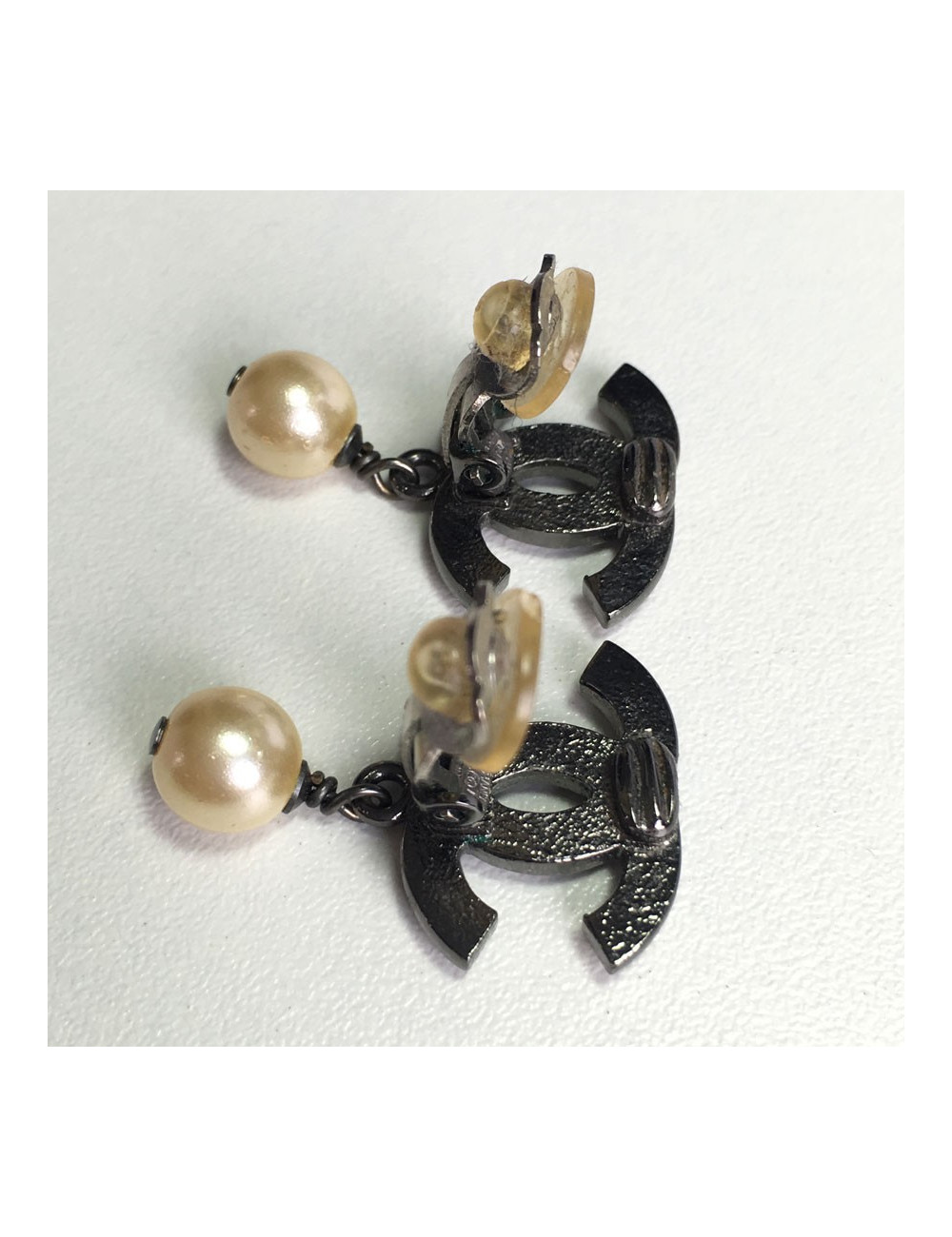 Clips CHANEL CC and beads earrings pearly