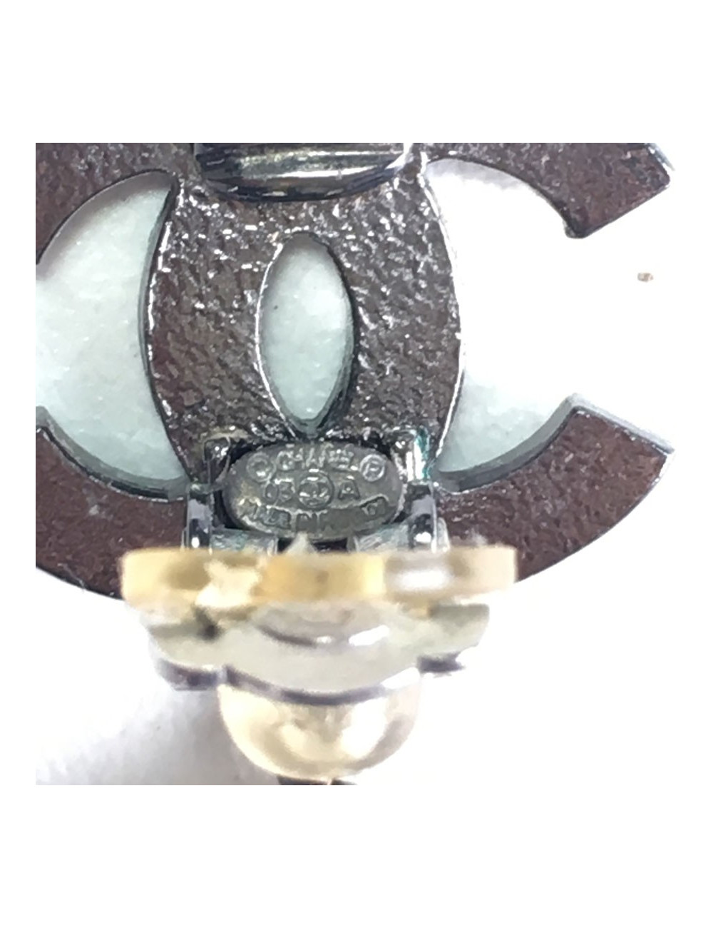 Clips CHANEL CC and beads earrings pearly