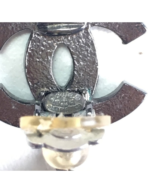 Boucles d'oreille clips CHANEL CC et perles nacrées