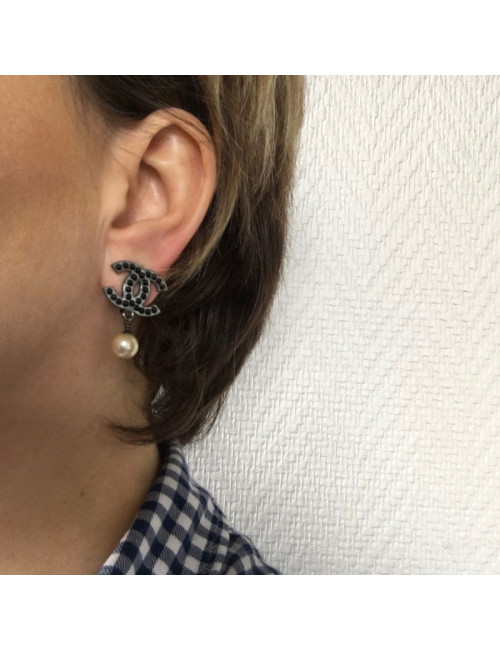 Clips CHANEL CC and beads earrings pearly
