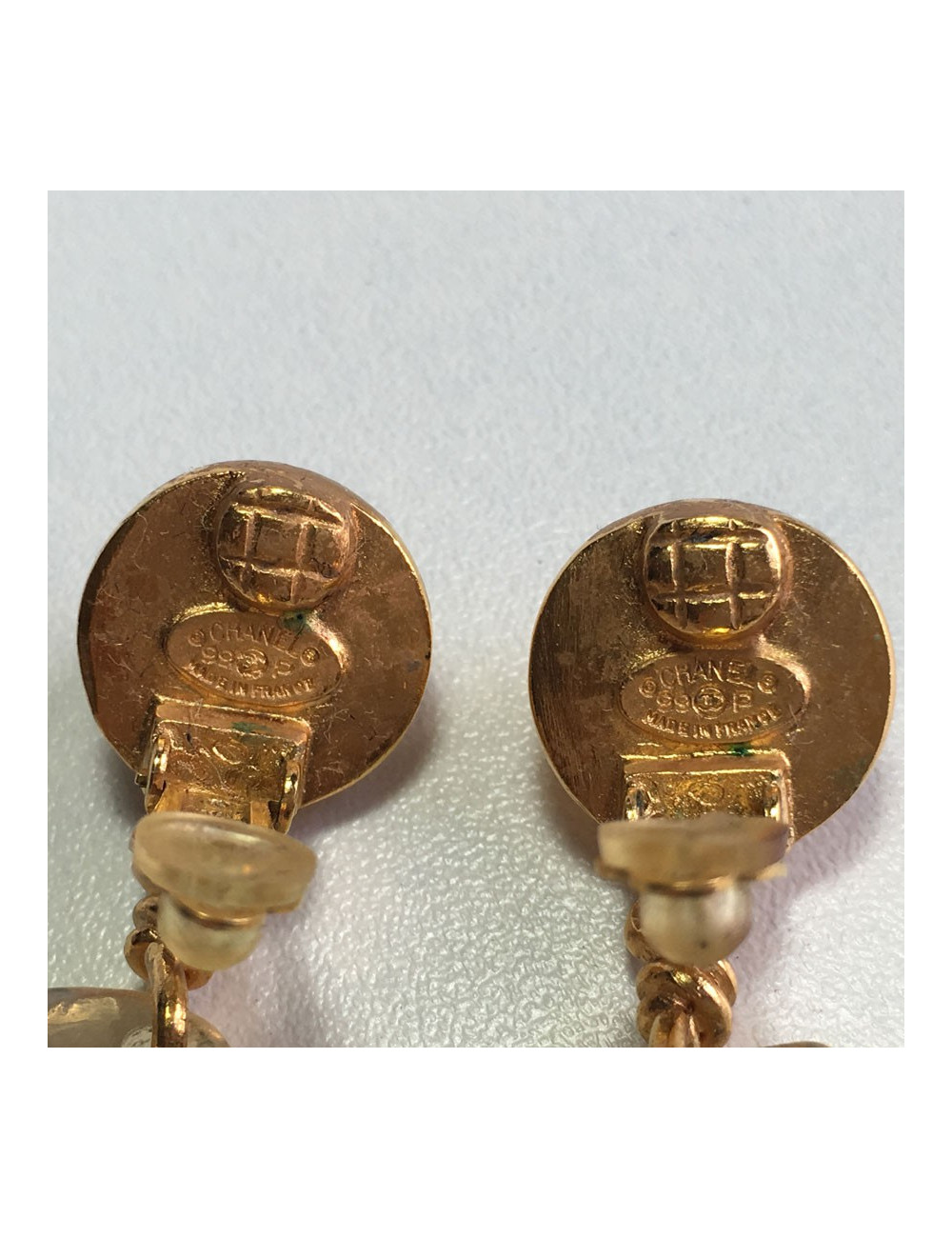 CHANEL clip-on earrings in gilded metal and amber resin