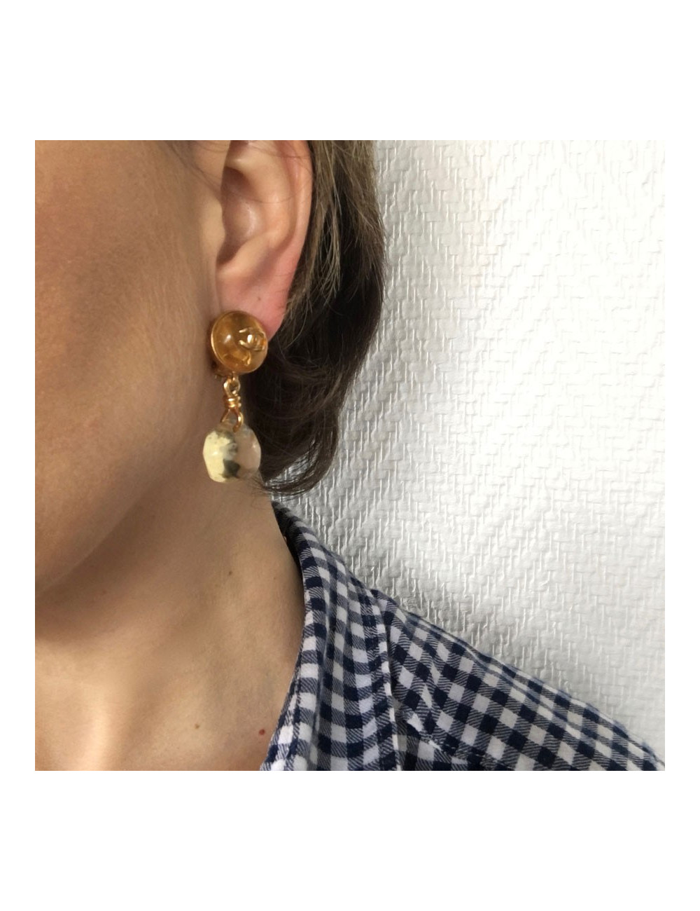 CHANEL clip-on earrings in gilded metal and amber resin
