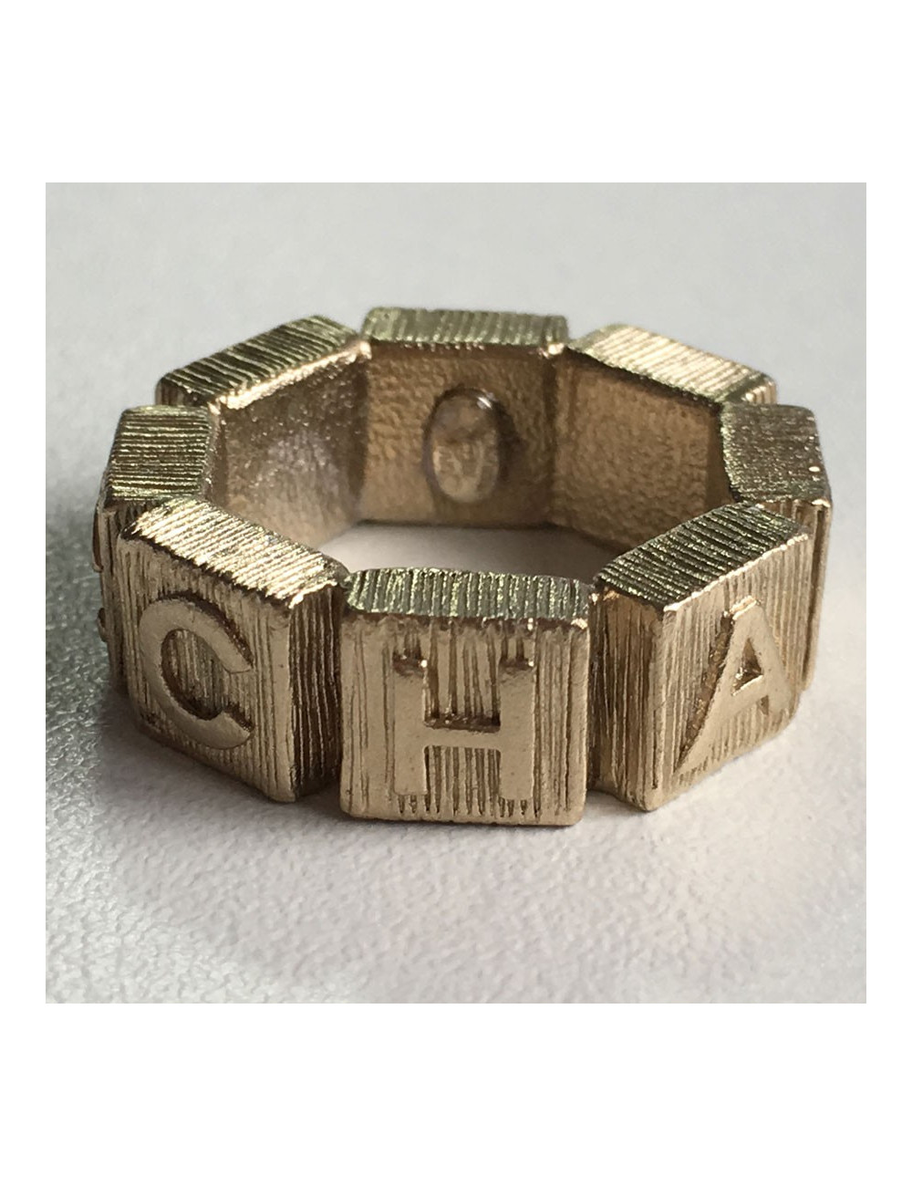 Bague CHANEL en métal couleur or pâle et perle nacrée T53