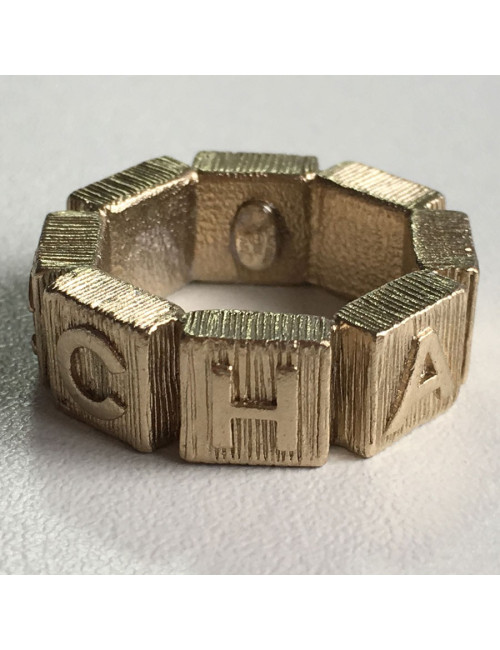 Bague CHANEL en métal couleur or pâle et perle nacrée T53