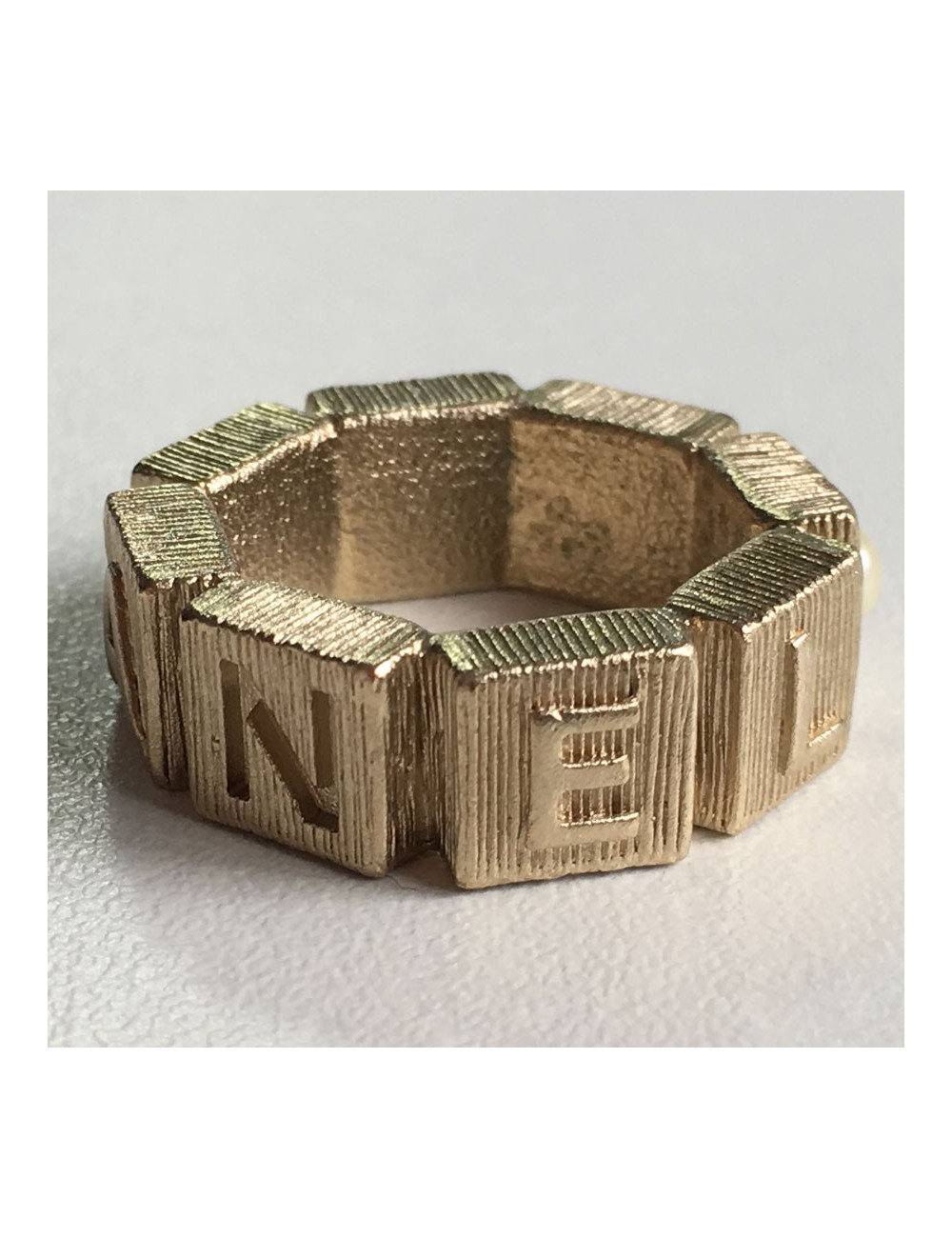 Bague CHANEL en métal couleur or pâle et perle nacrée T53