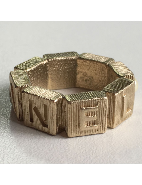 Bague CHANEL en métal couleur or pâle et perle nacrée T53