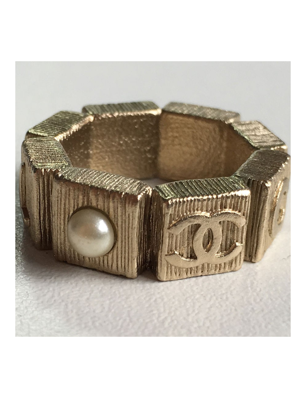 Bague CHANEL en métal couleur or pâle et perle nacrée T53