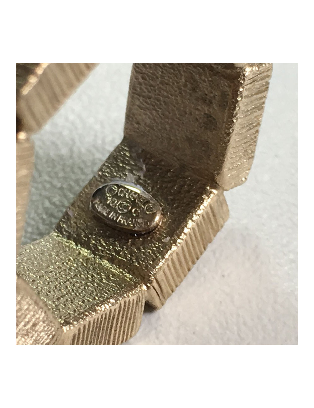 Bague CHANEL en métal couleur or pâle et perle nacrée T53