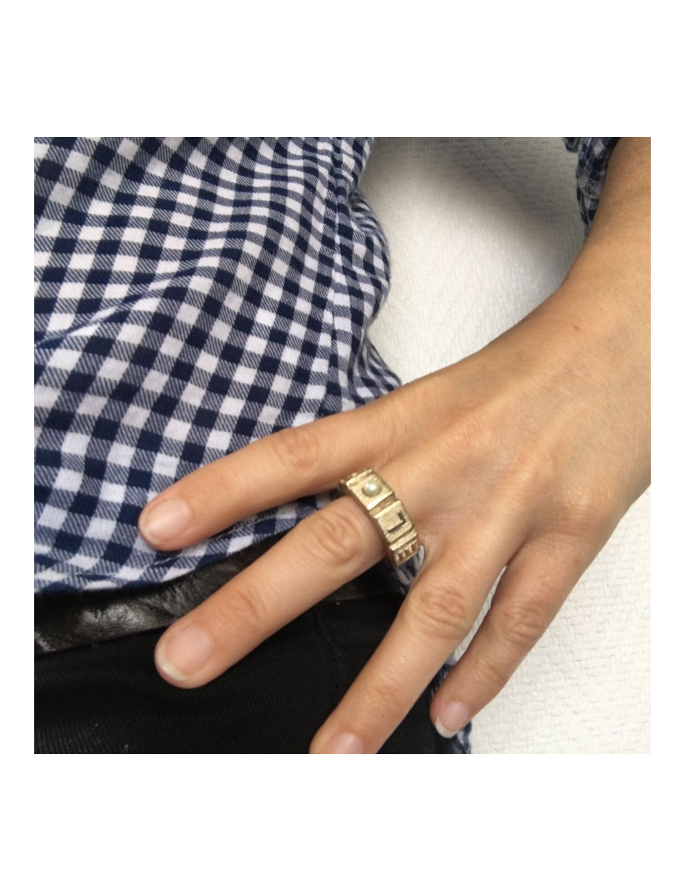 Bague CHANEL en métal couleur or pâle et perle nacrée T53