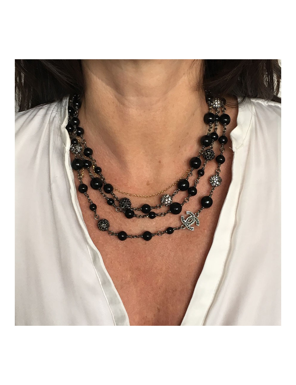 Collier CHANEL triple rangs en métal argenté, perles noires et strass blancs et noirs