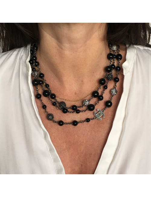 Collier CHANEL triple rangs en métal argenté, perles noires et strass blancs et noirs