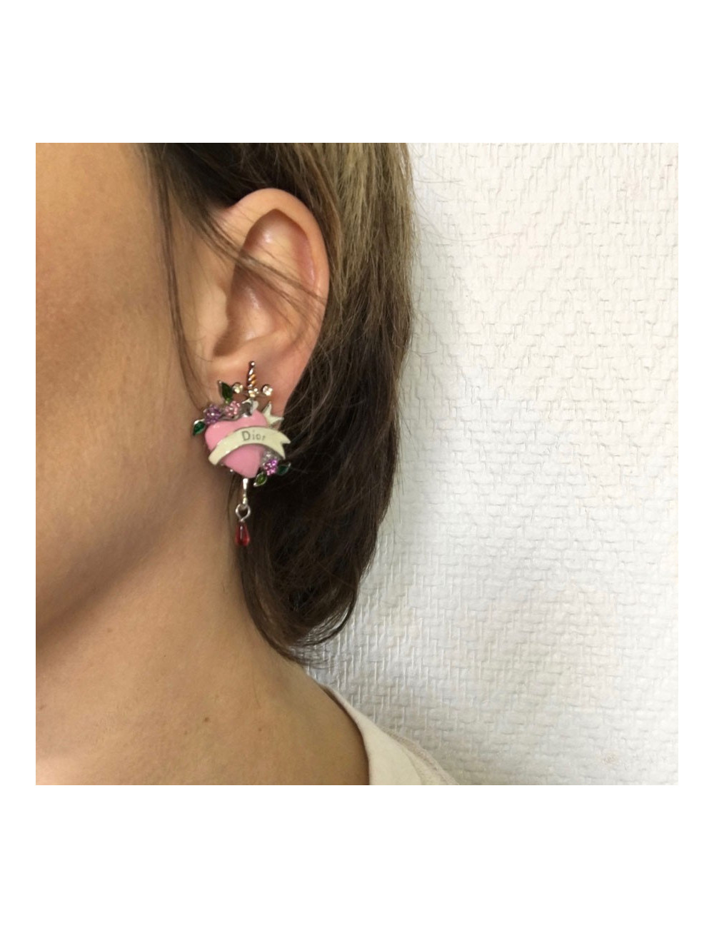 Boucles d'oreille clips DIOR coeur rose et strass multicolore
