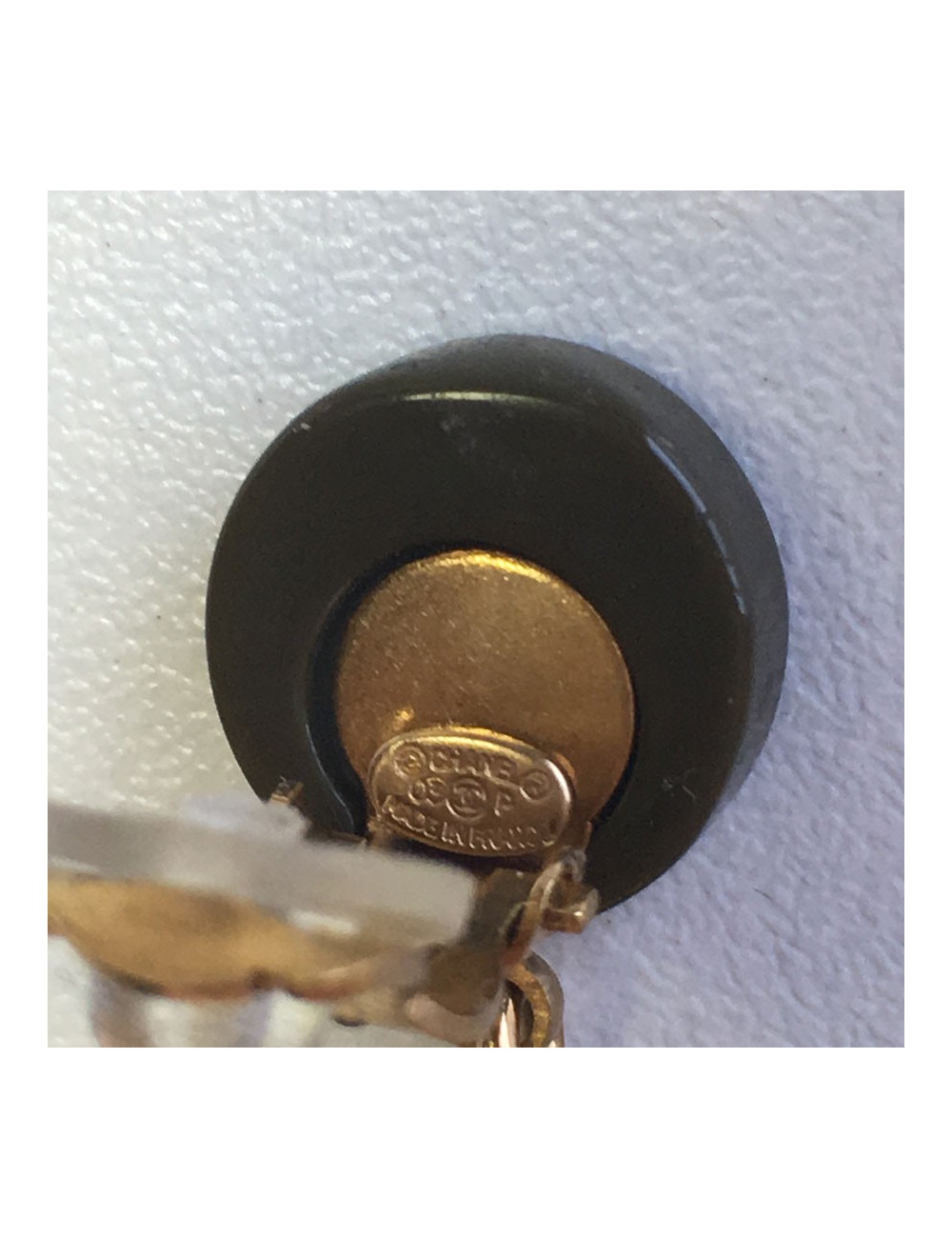 Boucles d'oreille clips CHANEL camélias kaki et marron clair