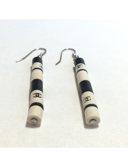 Boucles d'oreille clous CHANEL bambous noir et beige