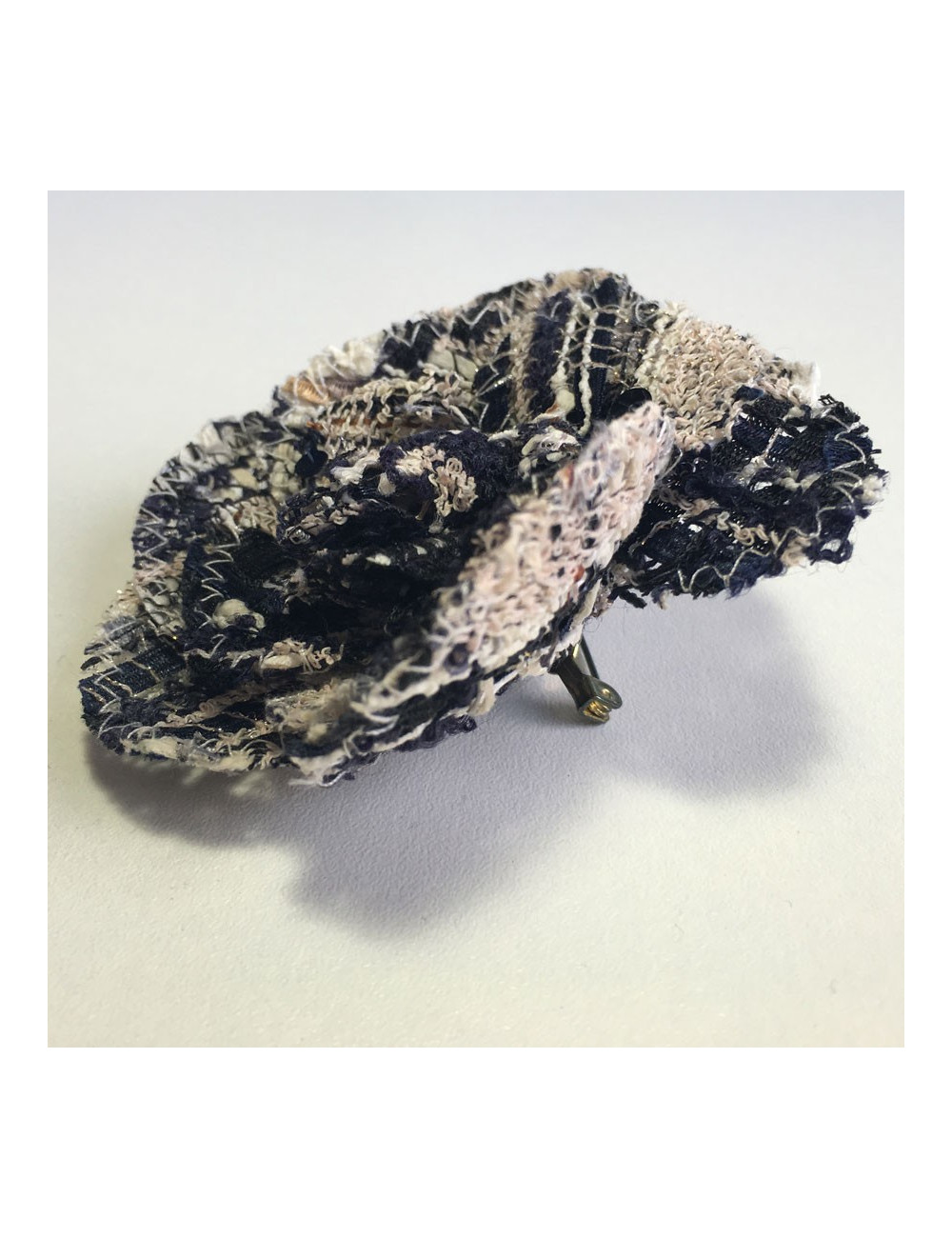 Broche CHANEL en tweed et fil d'or