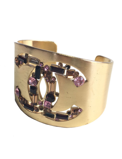 Manchette CHANEL en métal doré et strass multicolore