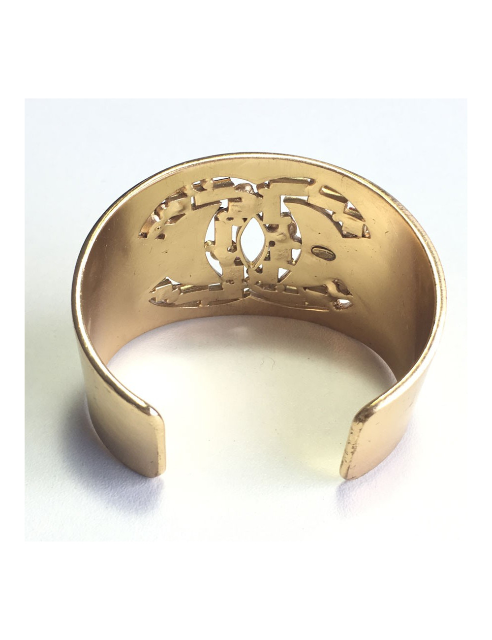 Manchette CHANEL en métal doré et strass multicolore