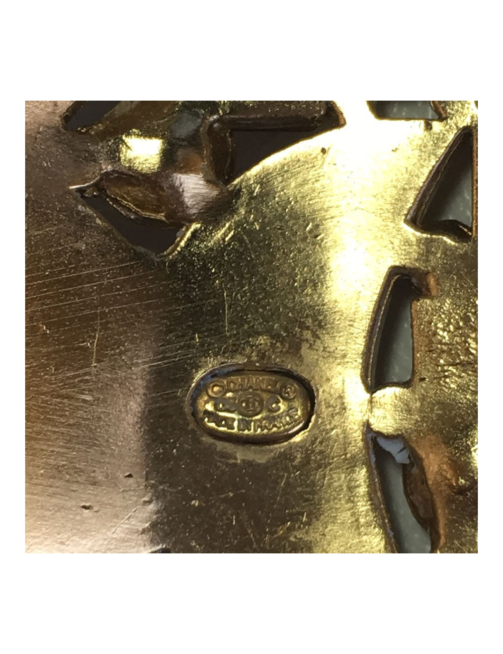 Manchette CHANEL en métal doré et strass multicolore