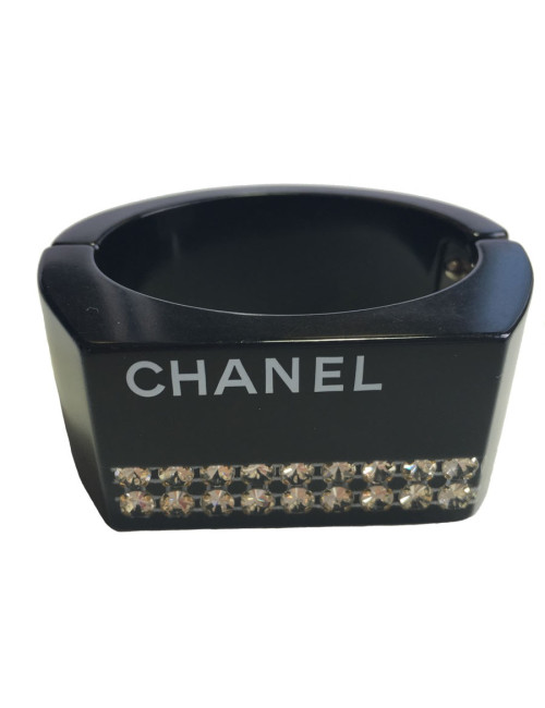 Manchette CHANEL en plastique noir et inclusion de strass blanc