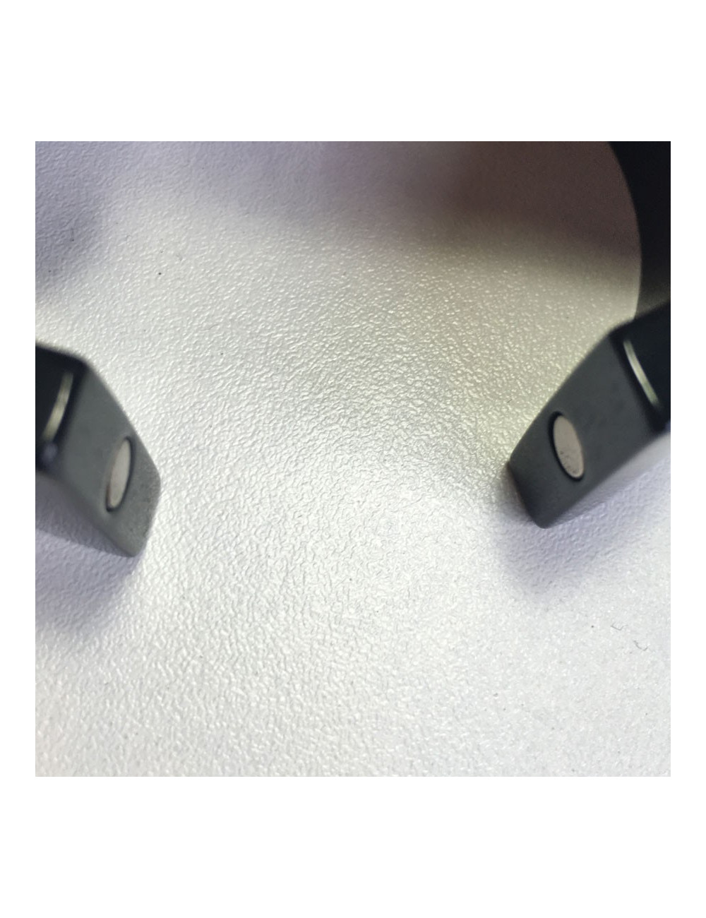 Manchette CHANEL en plastique noir et inclusion de strass blanc