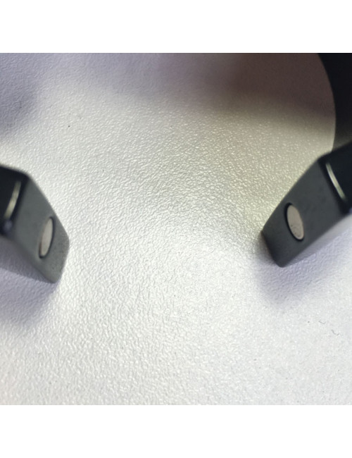 Manchette CHANEL en plastique noir et inclusion de strass blanc