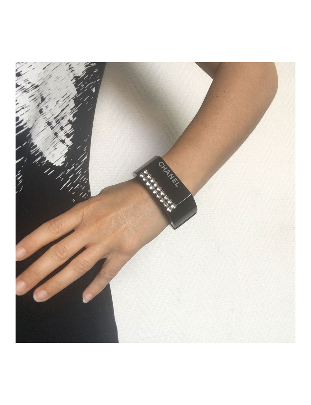 Manchette CHANEL en plastique noir et inclusion de strass blanc