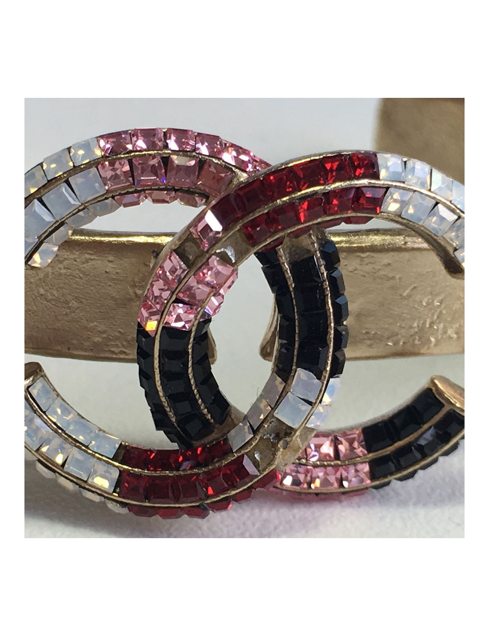 Bracelet CHANEL en métal doré or pâle et CC serti de strass