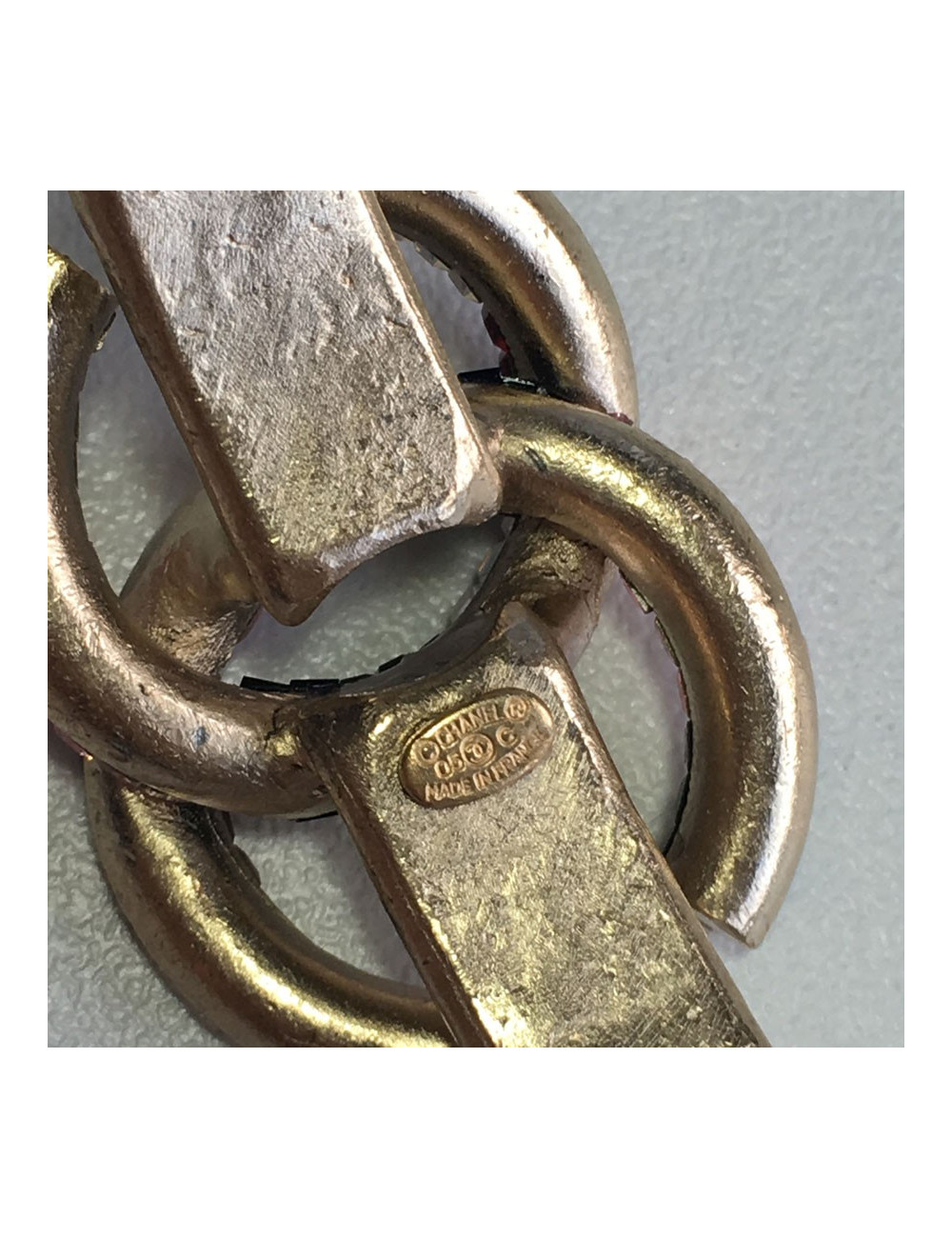 Bracelet CHANEL en métal doré or pâle et CC serti de strass