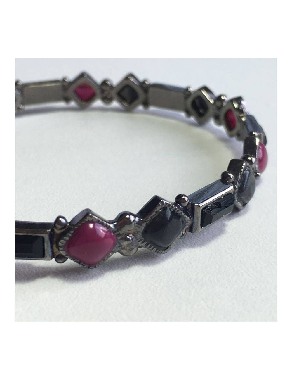 Bracelet CHANEL pâte de verre fuchsia, noir et cristal noir