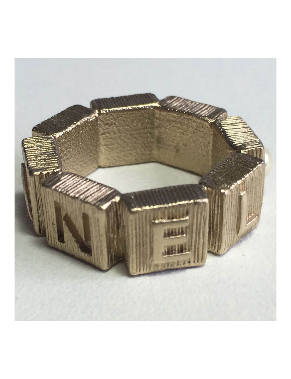 Bague CHANEL en métal doré et perle nacrée T53