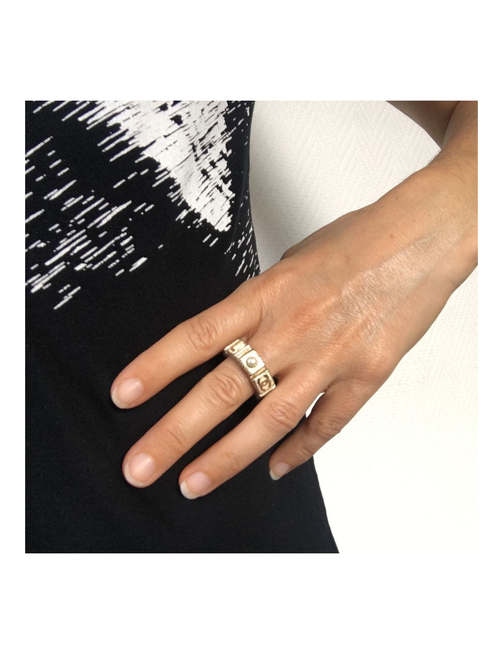 Bague CHANEL en métal doré et perle nacrée T53