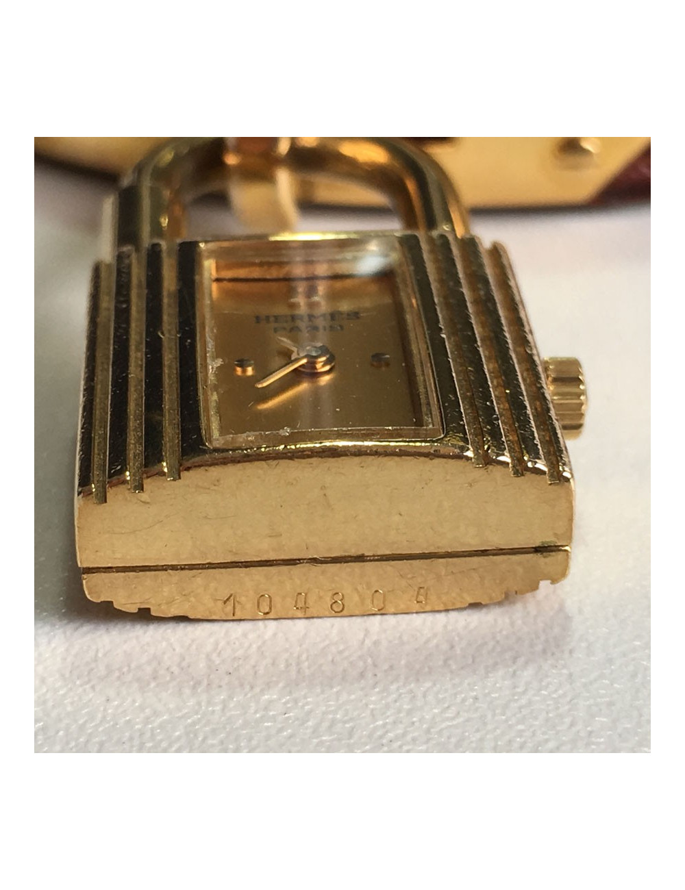 Montre Kelly HERMES bracelet en alligator marron et bijouterie plaqué or