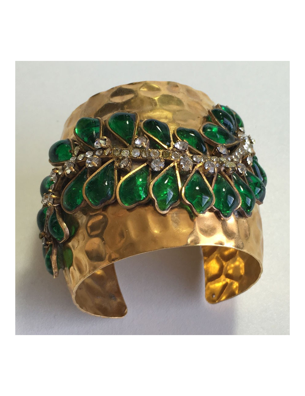 Manchette MARGUERITE de VALOIS en métal doré martelé, pâte de verre couleur émeraude et strass