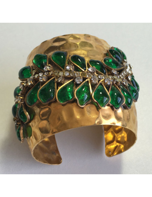 Manchette MARGUERITE de VALOIS en métal doré martelé, pâte de verre couleur émeraude et strass