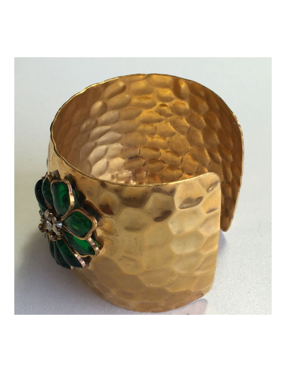 Manchette MARGUERITE de VALOIS en métal doré martelé, pâte de verre couleur émeraude et strass