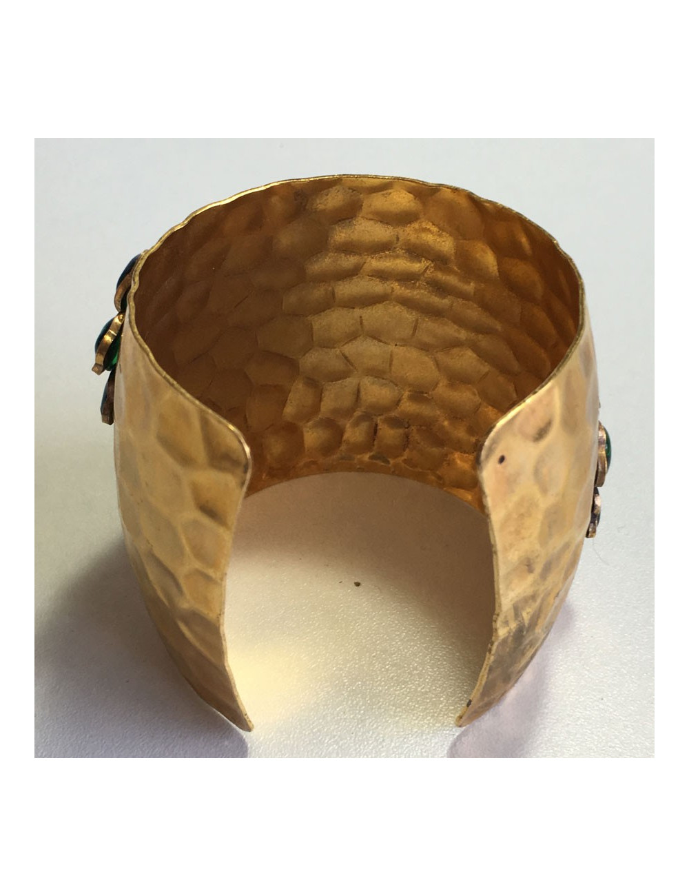 Manchette MARGUERITE de VALOIS en métal doré martelé, pâte de verre couleur émeraude et strass