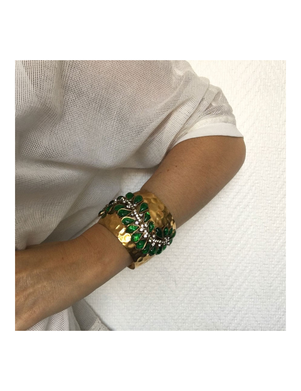 Manchette MARGUERITE de VALOIS en métal doré martelé, pâte de verre couleur émeraude et strass