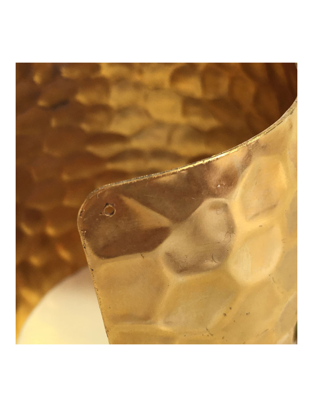 Manchette MARGUERITE de VALOIS en métal doré martelé, pâte de verre couleur émeraude et strass