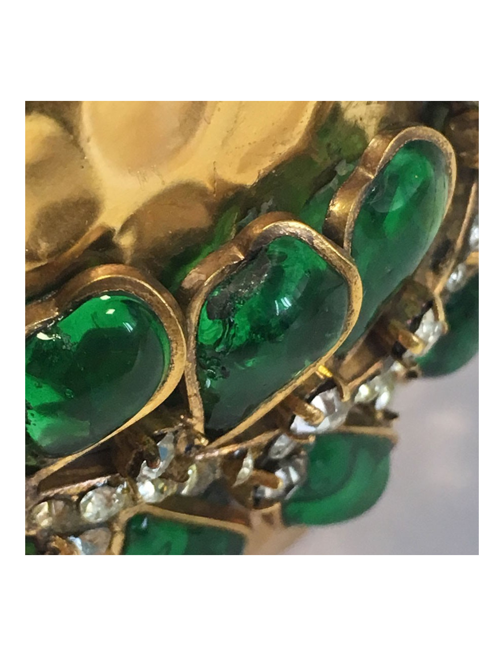 Manchette MARGUERITE de VALOIS en métal doré martelé, pâte de verre couleur émeraude et strass