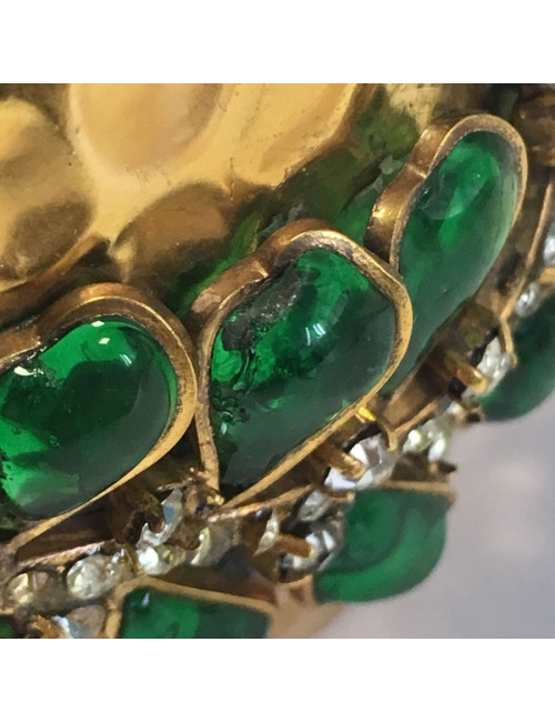 Manchette MARGUERITE de VALOIS en métal doré martelé, pâte de verre couleur émeraude et strass